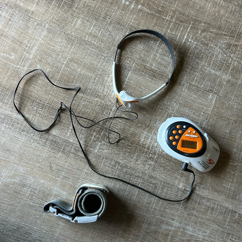 Sony Walkman S2 Sports Digital Radio TV Weather FM-AM SRF M80V +Strap Headphones